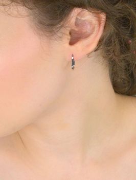Kolczyki damskie DIA-KLC-10558-CZARNY-925 – srebro próby 925 z czarną emalią. Długość 1,5 cm, szerokość 2 mm, waga 1,30 g. Zapięcie na zatrzask, stylowe i wygodne (3).JPG