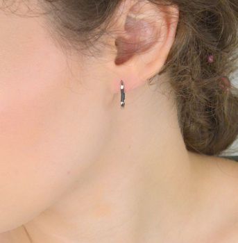 Kolczyki damskie DIA-KLC-10558-CZARNY-925 – srebro próby 925 z czarną emalią. Długość 1,5 cm, szerokość 2 mm, waga 1,30 g. Zapięcie na zatrzask, stylowe i wygodne (5).JPG