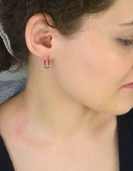 Srebrne kolczyki prostokątne z intensywną czerwoną emalią, model DIA-KLC-10558-CZERWONY-925. Wykonane ze srebra próby 925, długość 1,5 cm, szerokość 1,0 cm, zapięcie na zatrzask. Stylowy dodatek do eleganckich i codziennych sty (4).JPG
