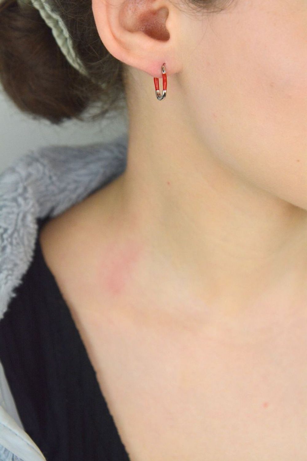 Srebrne kolczyki prostokątne z intensywną czerwoną emalią, model DIA-KLC-10558-CZERWONY-925. Wykonane ze srebra próby 925, długość 1,5 cm, szerokość 1,0 cm, zapięcie na zatrzask. Stylowy 1.jpg