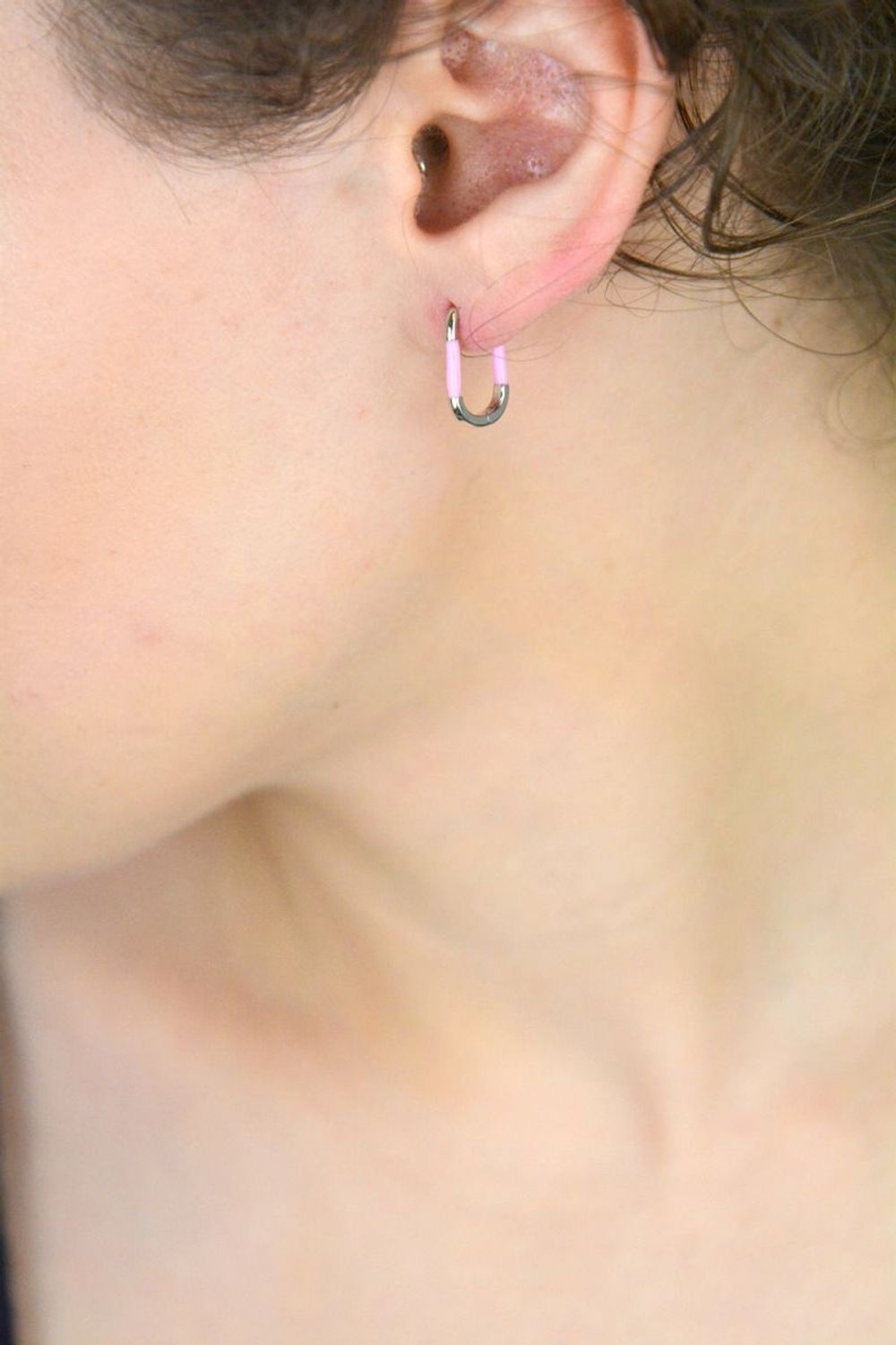 Eleganckie kolczyki srebrne prostokątne DIA-KLC-10558-RÓŻ-925 z delikatną różową emalią. Próba 925, długość 1,5 cm, szerokość 1,0 cm, grubość 2 mm, zapięcie na zatrzask. Idealne do codziennych 1.jpg