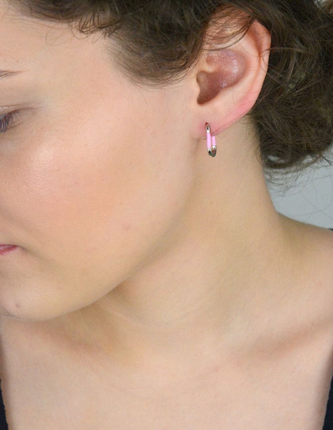 Eleganckie kolczyki srebrne prostokątne DIA-KLC-10558-RÓŻ-925 z delikatną różową emalią. Próba 925, długość 1,5 cm, szerokość 1,0 cm, grubość 2 mm, zapięcie na zatrzask. Idealne do codziennych 1.jpg