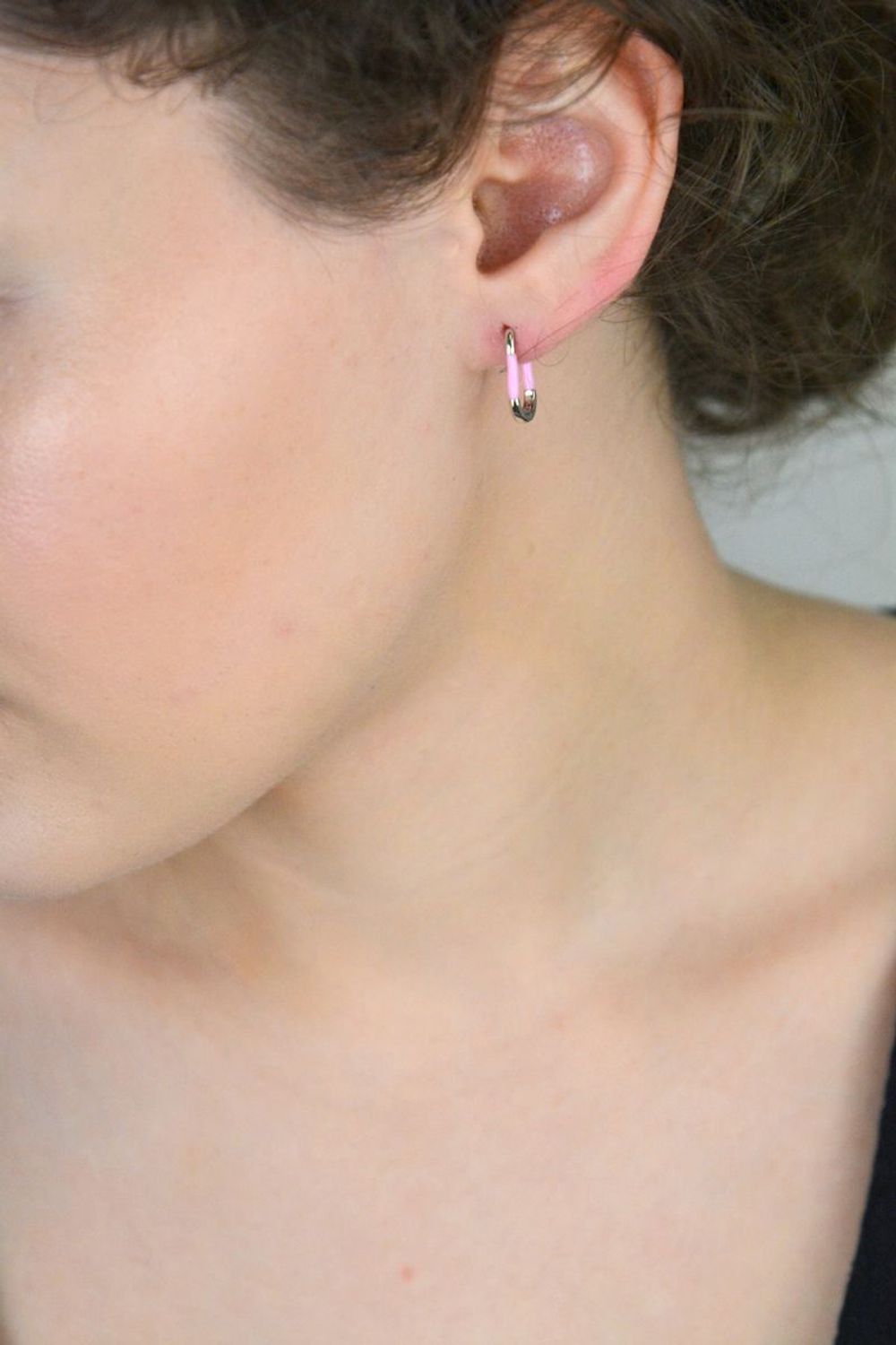 Eleganckie kolczyki srebrne prostokątne DIA-KLC-10558-RÓŻ-925 z delikatną różową emalią. Próba 925, długość 1,5 cm, szerokość 1,0 cm, grubość 2 mm, zapięcie na zatrzask. Idealne do codziennych 1.jpg