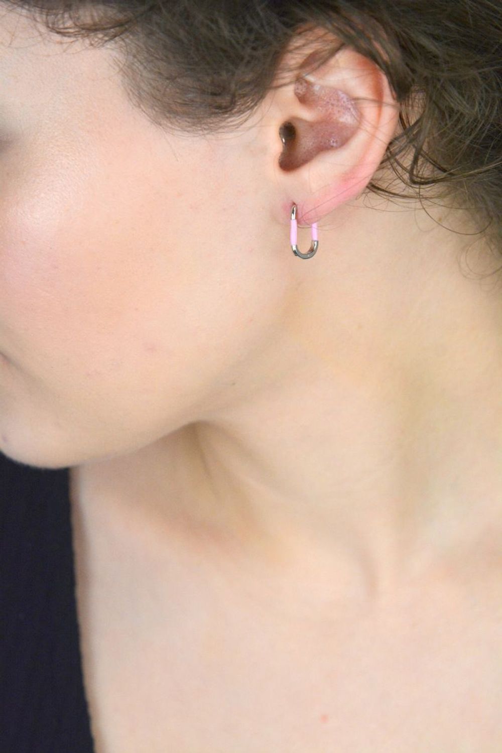 Eleganckie kolczyki srebrne prostokątne DIA-KLC-10558-RÓŻ-925 z delikatną różową emalią. Próba 925, długość 1,5 cm, szerokość 1,0 cm, grubość 2 mm, zapięcie na zatrzask. Idealne do codziennych 1.jpg