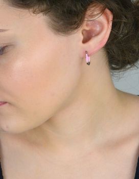 Eleganckie kolczyki srebrne prostokątne DIA-KLC-10558-RÓŻ-925 z delikatną różową emalią. Próba 925, długość 1,5 cm, szerokość 1,0 cm, grubość 2 mm, zapięcie na zatrzask. Idealne do codziennych i wieczorowych stylizacji (2).JPG