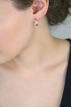 Eleganckie kolczyki srebrne prostokątne DIA-KLC-10558-RÓŻ-925 z delikatną różową emalią. Próba 925, długość 1,5 cm, szerokość 1,0 cm, grubość 2 mm, zapięcie na zatrzask. Idealne do codziennych i wieczorowych stylizacji (4).JPG