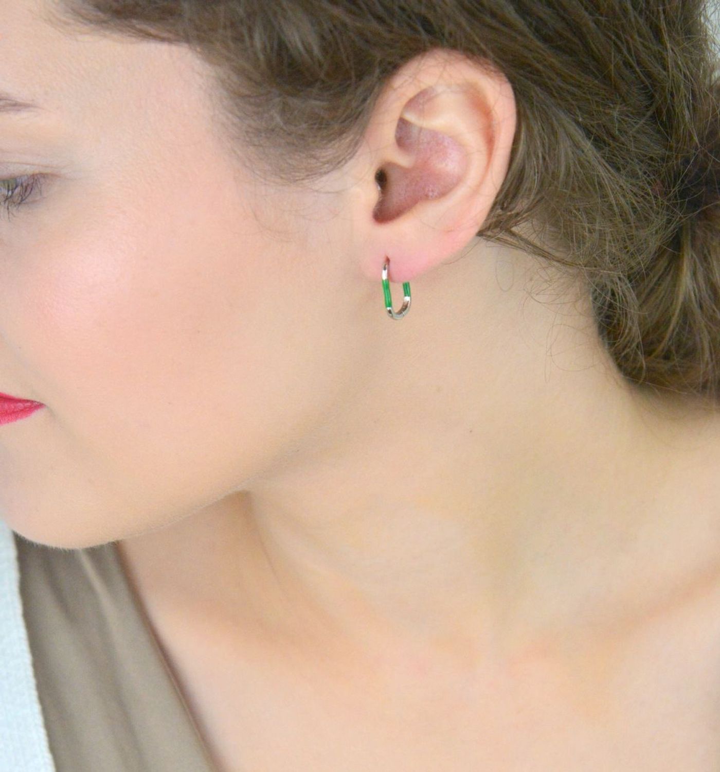 Kolczyki srebrne 925 damskie DIA-KLC-10558-ZIELONY-925, zdobione zieloną emalią. Długość 1,5 cm, szerokość 2 mm, waga 1,30 g, zapięcie na zatrzask. Stylowe i lekkie.1.jpg