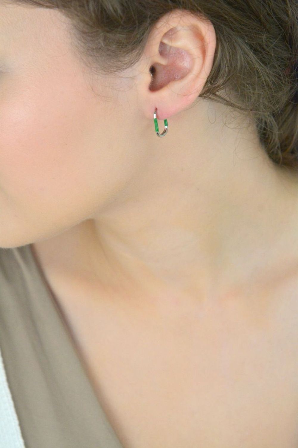 Kolczyki srebrne 925 damskie DIA-KLC-10558-ZIELONY-925, zdobione zieloną emalią. Długość 1,5 cm, szerokość 2 mm, waga 1,30 g, zapięcie na zatrzask. Stylowe i lekkie.1.jpg