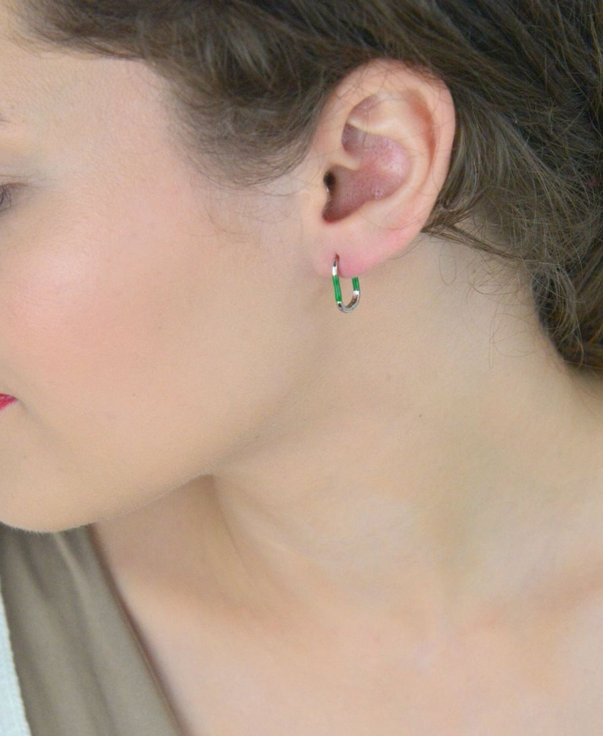 Kolczyki srebrne 925 damskie DIA-KLC-10558-ZIELONY-925, zdobione zieloną emalią. Długość 1,5 cm, szerokość 2 mm, waga 1,30 g, zapięcie na zatrzask. Stylowe i lekkie.1.jpg