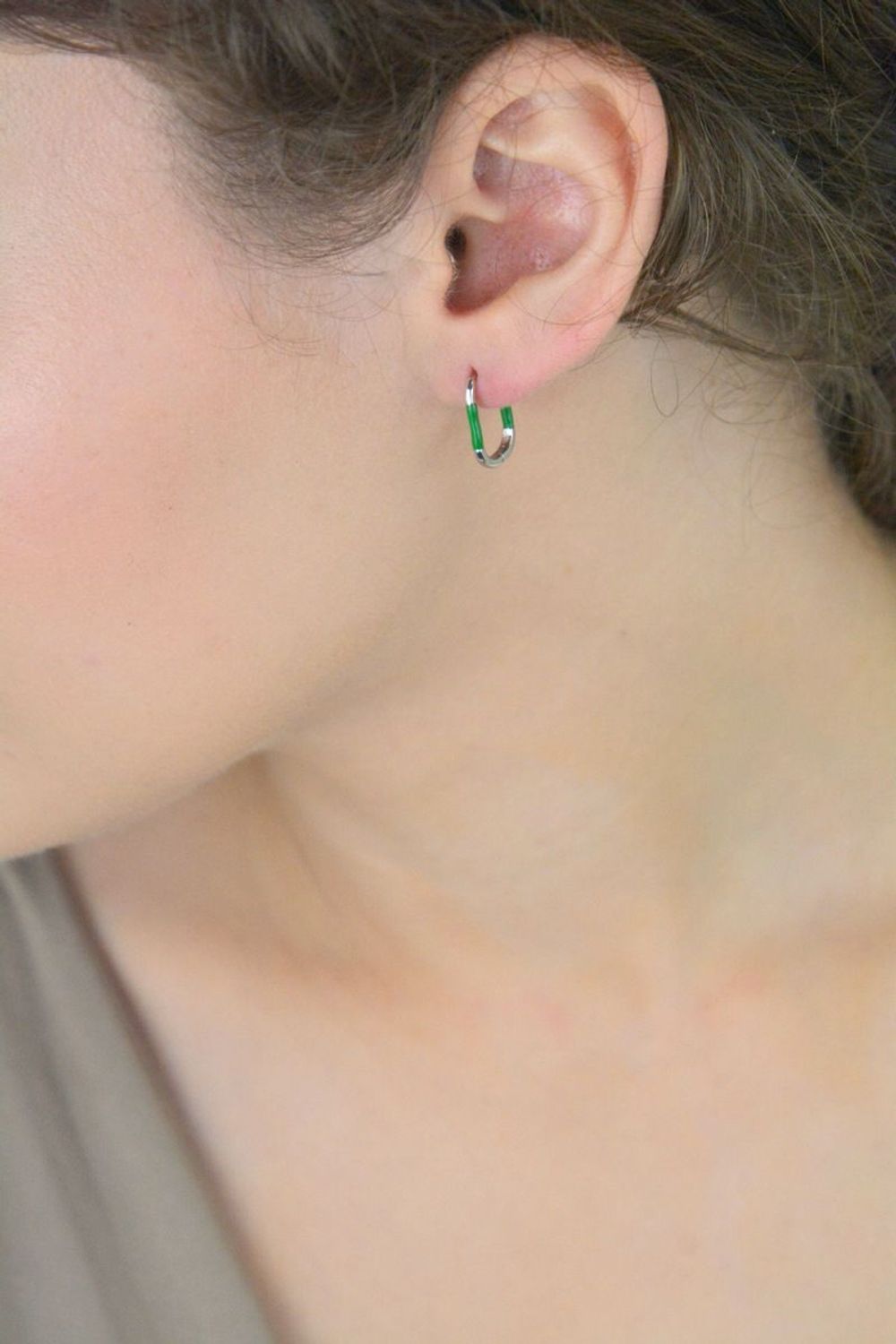 Kolczyki srebrne 925 damskie DIA-KLC-10558-ZIELONY-925, zdobione zieloną emalią. Długość 1,5 cm, szerokość 2 mm, waga 1,30 g, zapięcie na zatrzask. Stylowe i lekkie.1.jpg