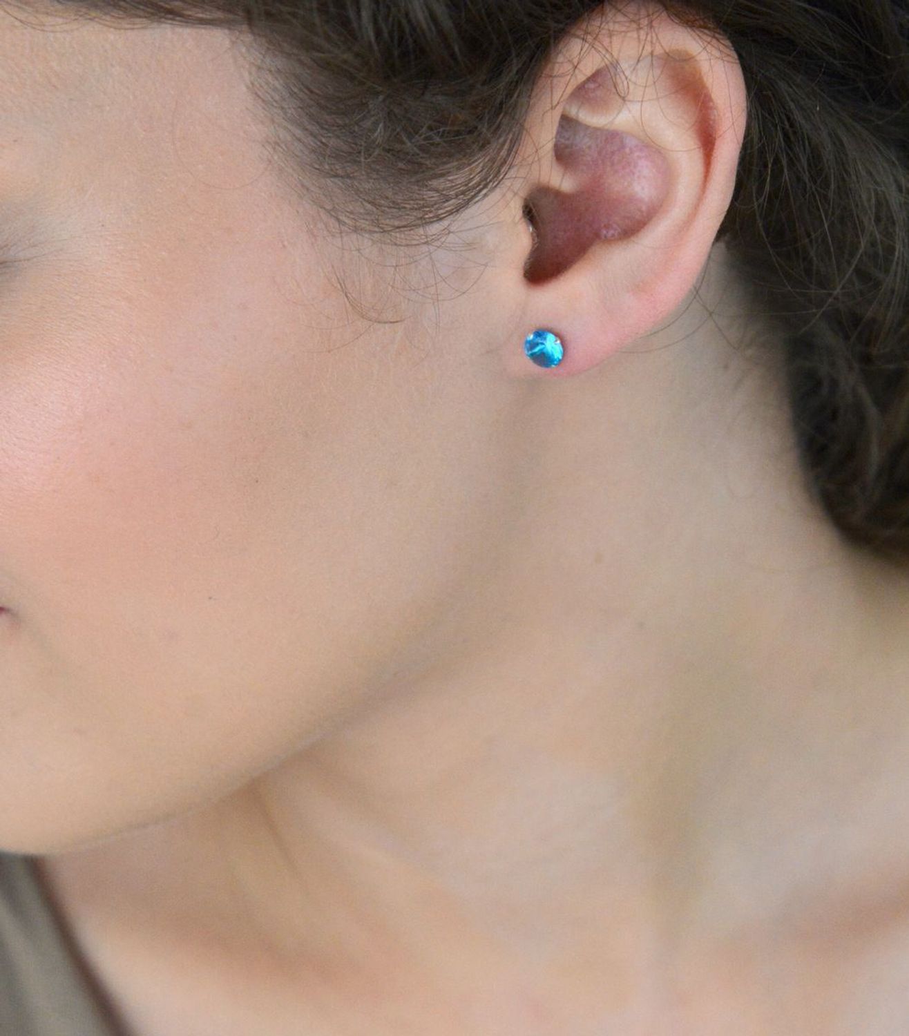 Srebrne kolczyki z błękitną cyrkonią – wkrętki damskie srebro 925.jpg