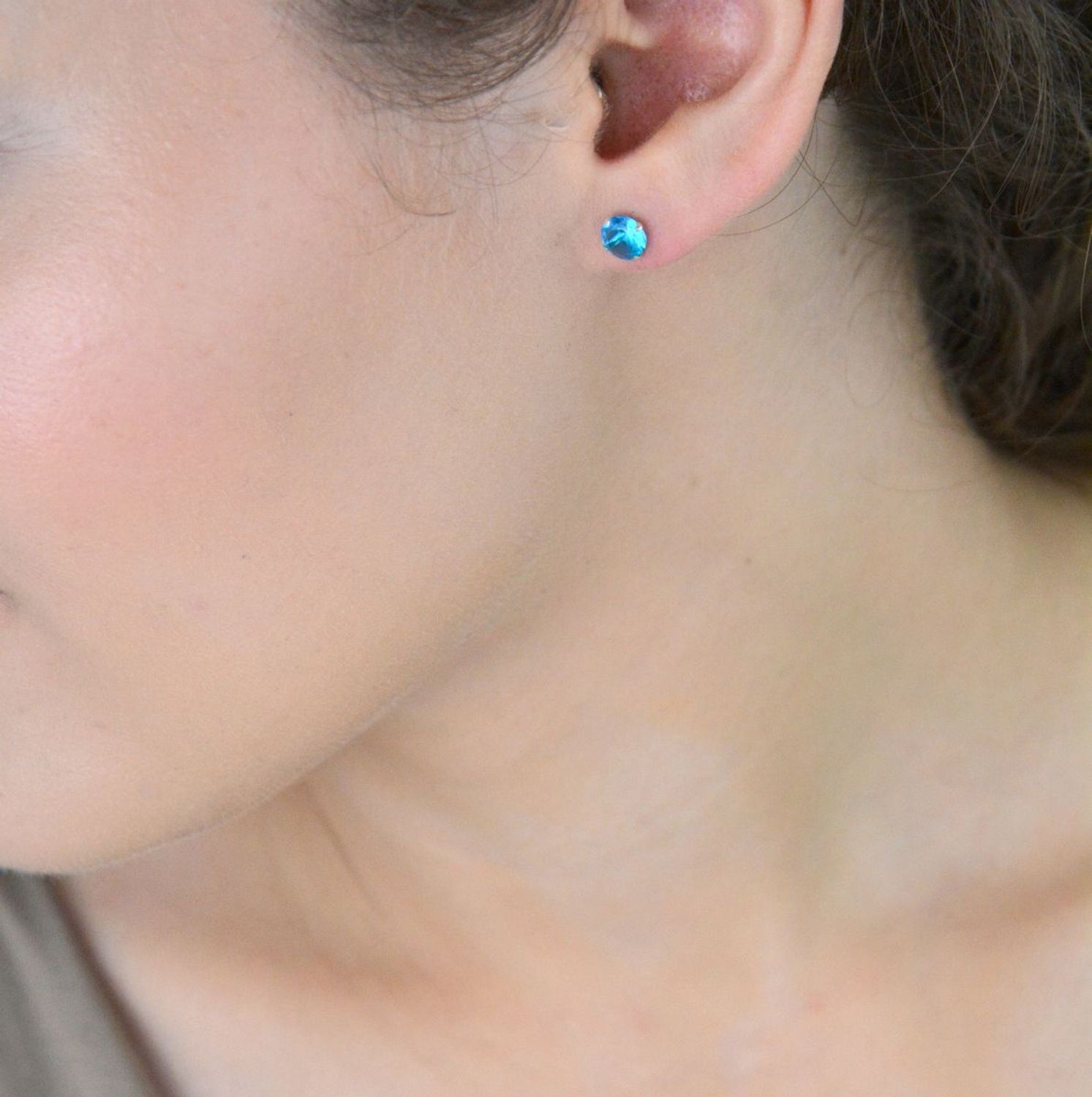 Srebrne kolczyki z błękitną cyrkonią – wkrętki damskie srebro 925.jpg