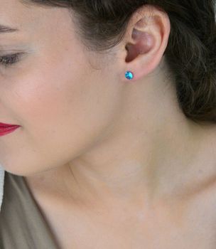 Eleganckie srebrne kolczyki z błękitną cyrkonią. Kwadratowy kształt, srebro 925, wygodne zapięcie na sztyft. Idealny prezent dla każdej kobiety (1).JPG