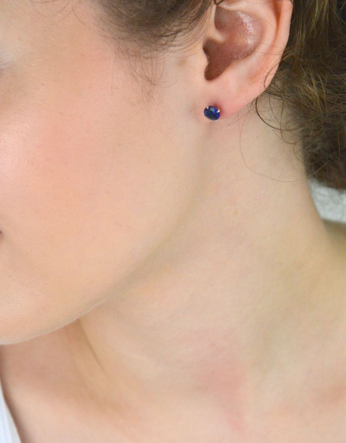 Kolczyki srebrne 925 z granatową cyrkonią. Model DIA-KLC-10561-925, 6 mm, zapięcie na sztyft. Elegancki dodatek i idealny pomysł na prezent!1.jpg