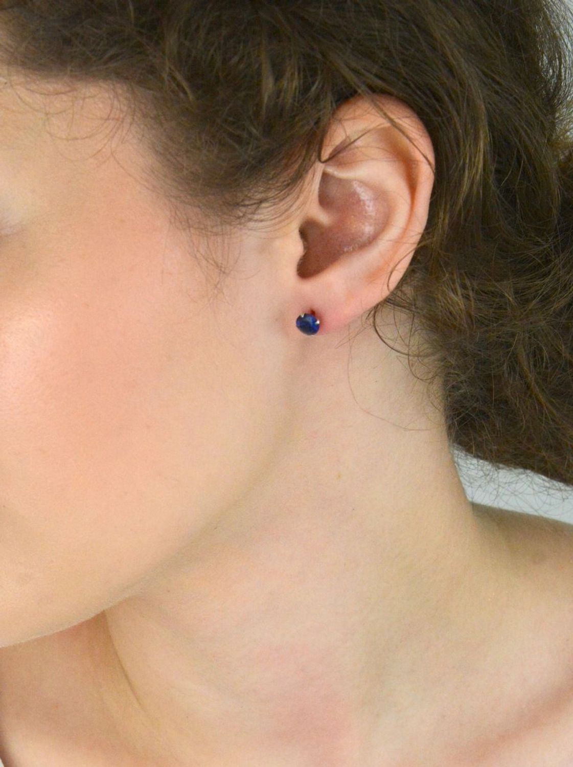 Kolczyki srebrne 925 z granatową cyrkonią. Model DIA-KLC-10561-925, 6 mm, zapięcie na sztyft. Elegancki dodatek i idealny pomysł na prezent!1.jpg