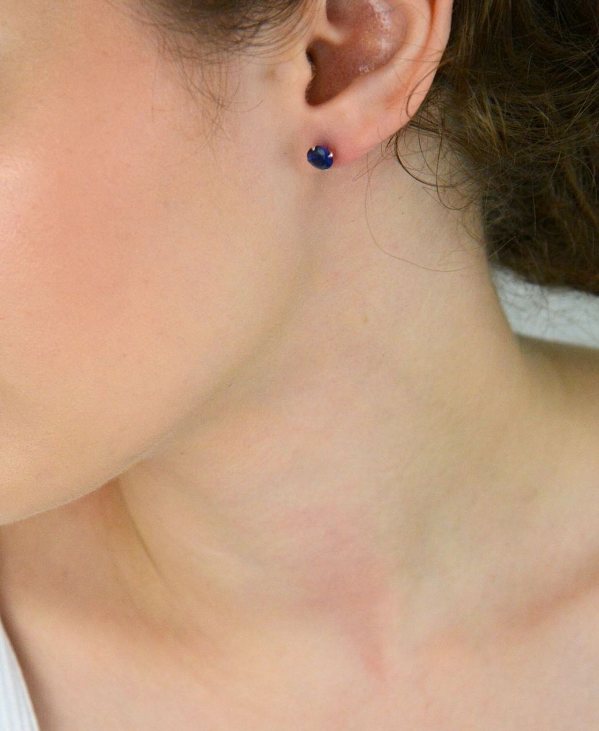 Kolczyki srebrne 925 z granatową cyrkonią. Model DIA-KLC-10561-925, 6 mm, zapięcie na sztyft. Elegancki dodatek i idealny pomysł na prezent!1.jpg