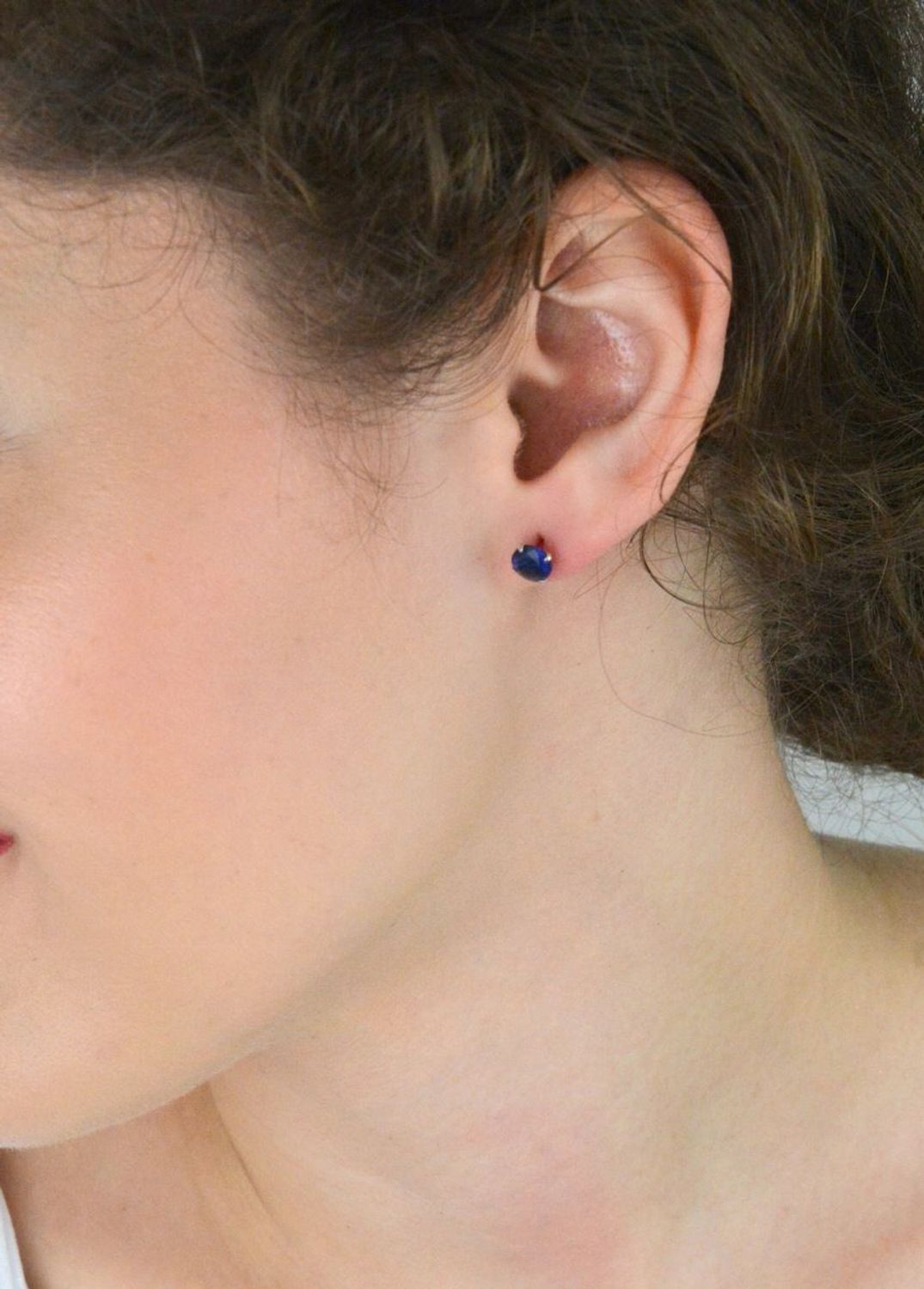 Kolczyki srebrne 925 z granatową cyrkonią. Model DIA-KLC-10561-925, 6 mm, zapięcie na sztyft. Elegancki dodatek i idealny pomysł na prezent!1.jpg