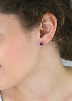 Kolczyki srebrne 925 z granatową cyrkonią. Model DIA-KLC-10561-925, 6 mm, zapięcie na sztyft. Elegancki dodatek i idealny pomysł na prezent! (4).JPG