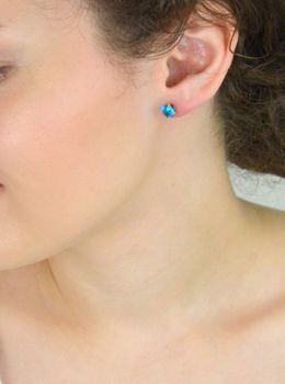 Srebrne kolczyki damskie próba 925, okrągłe, zdobione niebieską cyrkonią o średnicy 7 mm. Zapięcie na sztyft, elegancka biżuteria na każdą okazjęSrebrne kolczyki damskie próba 925, okrągłe, zdobione niebą o śred (1).JPG