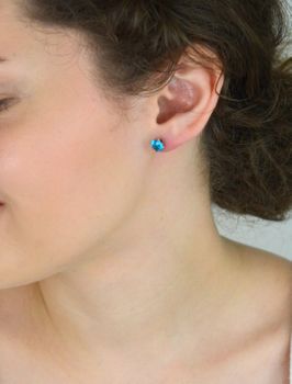 Srebrne kolczyki damskie próba 925, okrągłe, zdobione niebieską cyrkonią o średnicy 7 mm. Zapięcie na sztyft, elegancka biżuteria na każdą okazjęSrebrne kolczyki damskie próba 925, okrągłe, zdobione niebą o śred (4).JPG