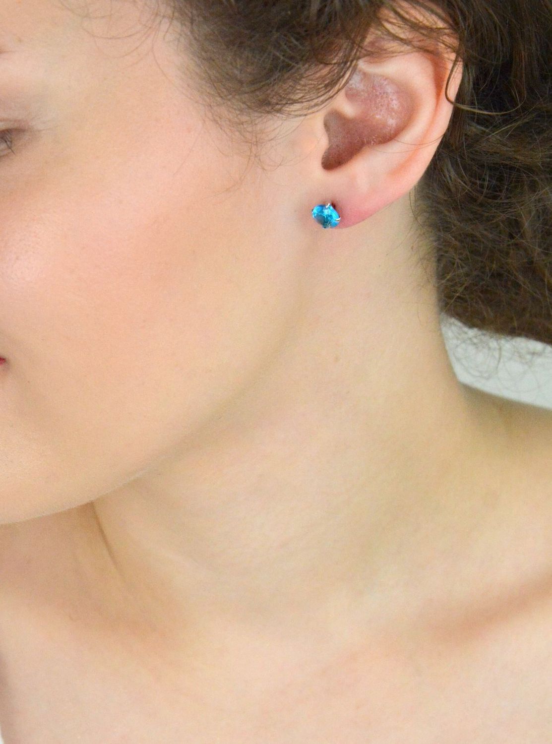 Srebrne kolczyki damskie próba 925, okrągłe, zdobione niebieską cyrkonią o średnicy 7 mm. Zapięcie na sztyft, elegancka biżuteria na każdą okazjęSrebrne kolczyki damskie próba 925, okrągłe, 1.jpg