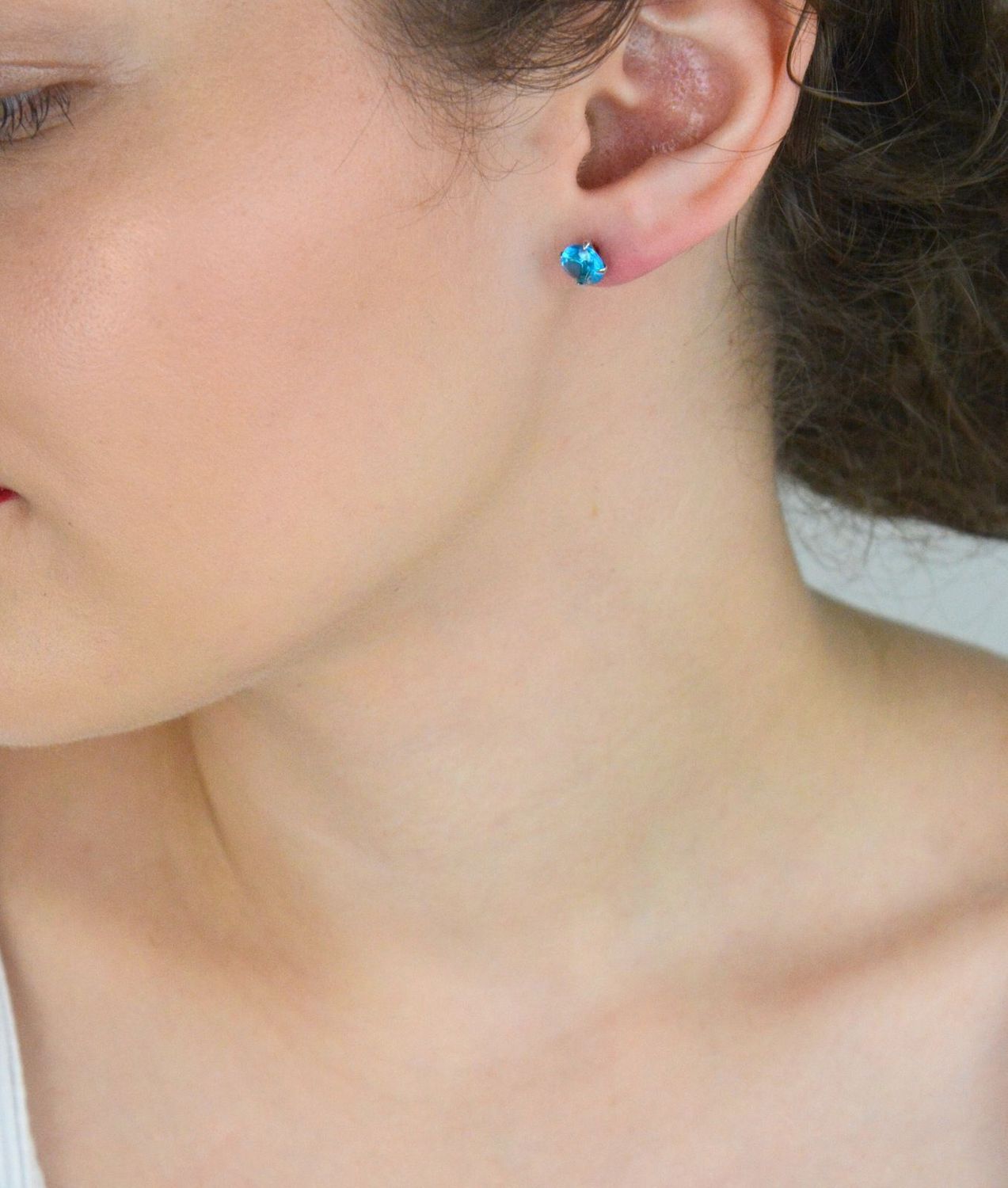 Srebrne kolczyki damskie próba 925, okrągłe, zdobione niebieską cyrkonią o średnicy 7 mm. Zapięcie na sztyft, elegancka biżuteria na każdą okazjęSrebrne kolczyki damskie próba 925, okrągłe, 1.jpg