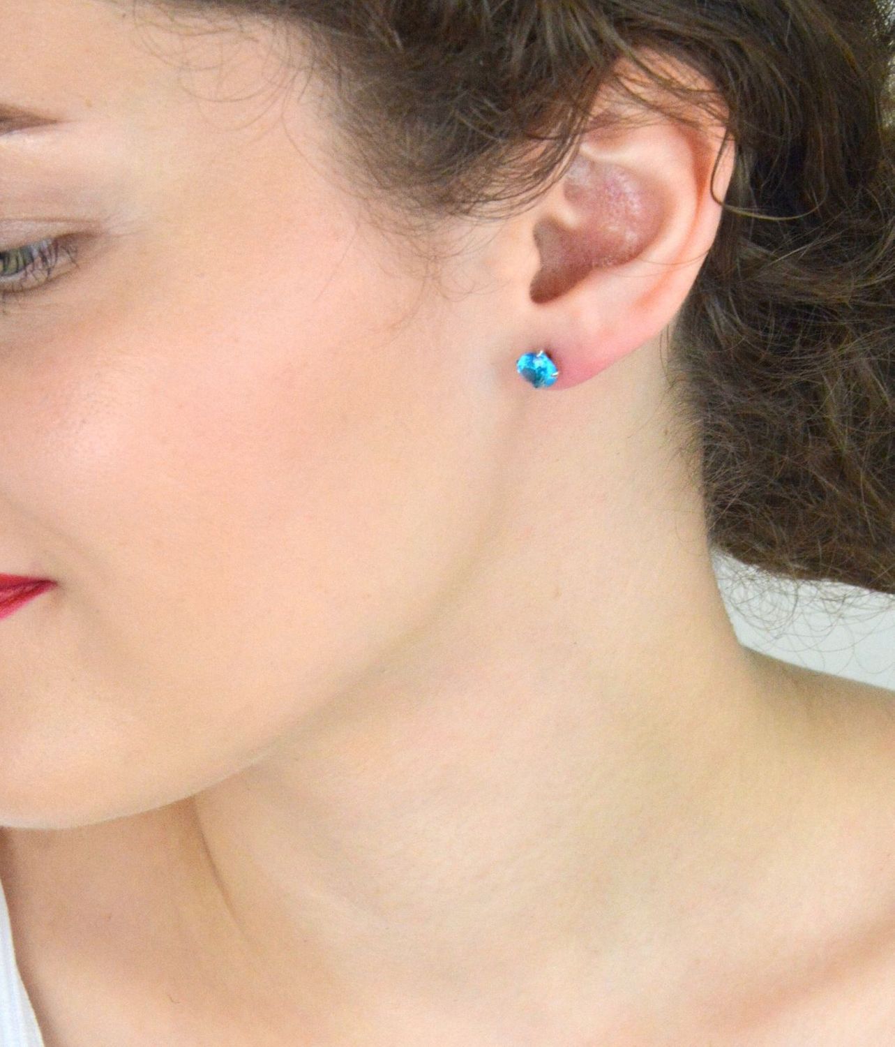 Srebrne kolczyki damskie próba 925, okrągłe, zdobione niebieską cyrkonią o średnicy 7 mm. Zapięcie na sztyft, elegancka biżuteria na każdą okazjęSrebrne kolczyki damskie próba 925, okrągłe, 1.jpg