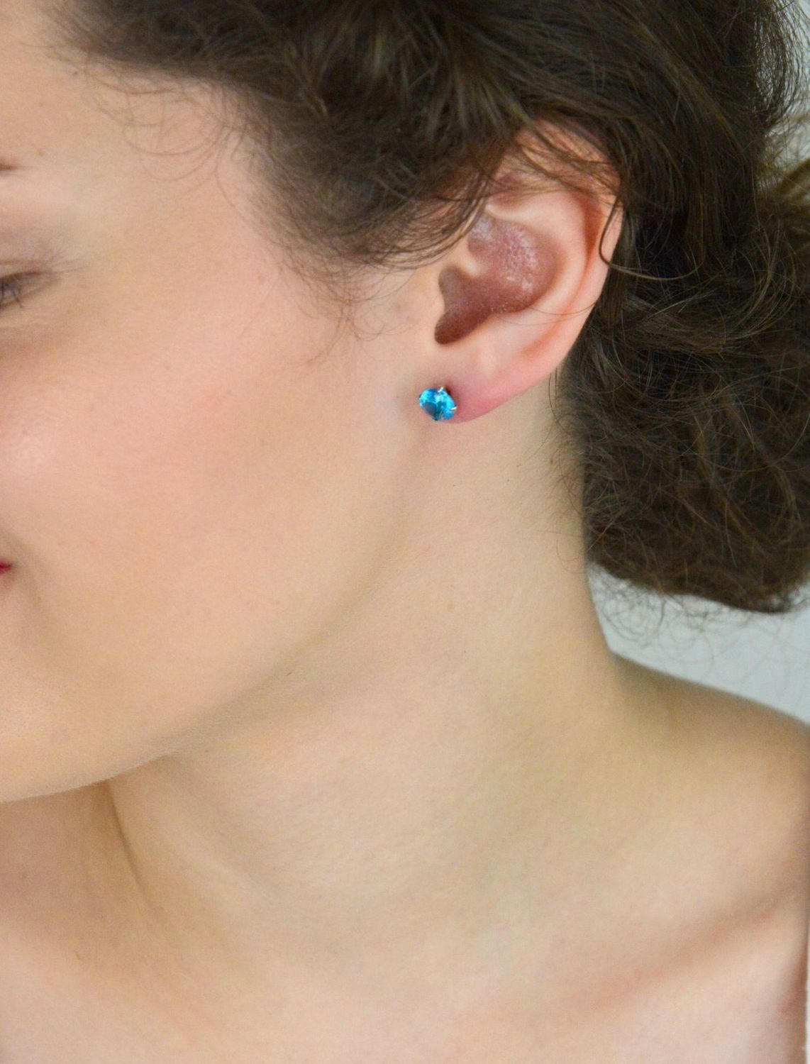 Srebrne kolczyki damskie próba 925, okrągłe, zdobione niebieską cyrkonią o średnicy 7 mm. Zapięcie na sztyft, elegancka biżuteria na każdą okazjęSrebrne kolczyki damskie próba 925, okrągłe, 1.jpg