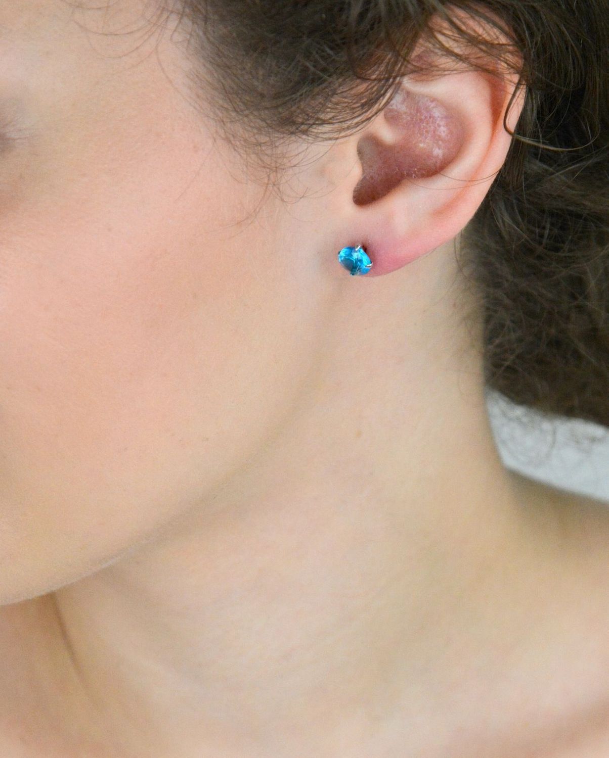 Srebrne kolczyki damskie próba 925, okrągłe, zdobione niebieską cyrkonią o średnicy 7 mm. Zapięcie na sztyft, elegancka biżuteria na każdą okazjęSrebrne kolczyki damskie próba 925, okrągłe, 1.jpg