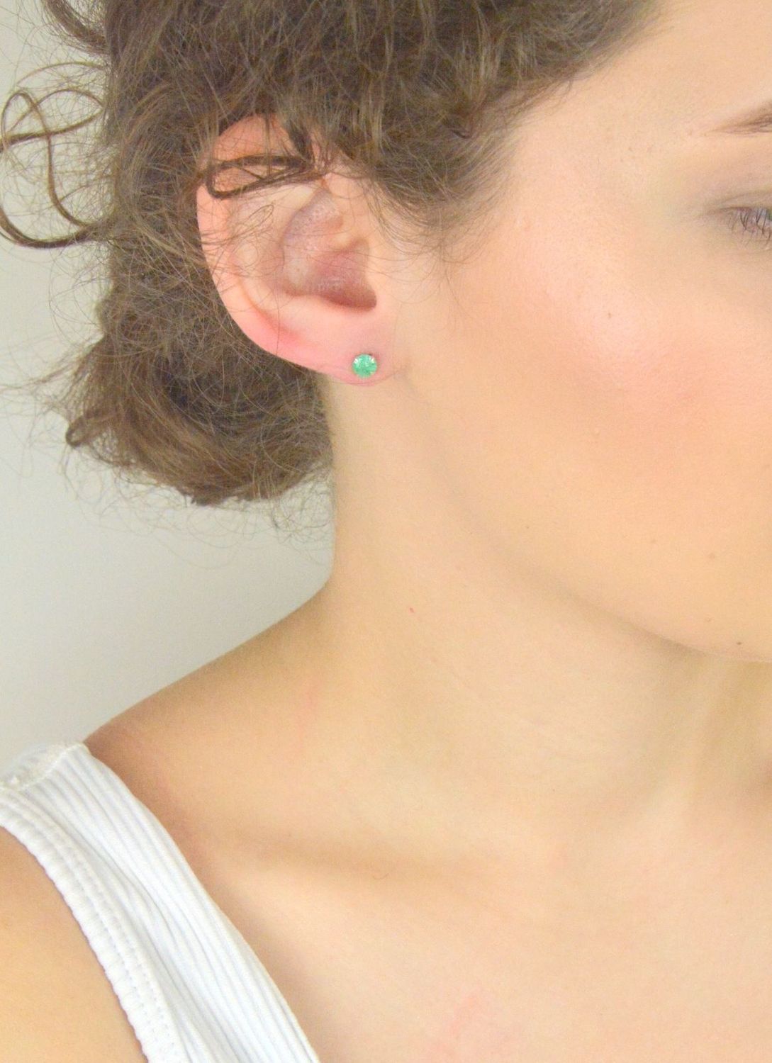 Kolczyki srebrne 925 – model DIA-KLC-10564L-925. Okrągłe, z zieloną cyrkonią 5 mm, lekkie (0,50 g), zapięcie na sztyft. Elegancki, subtelny akcent do każdej stylizacji.1.jpg