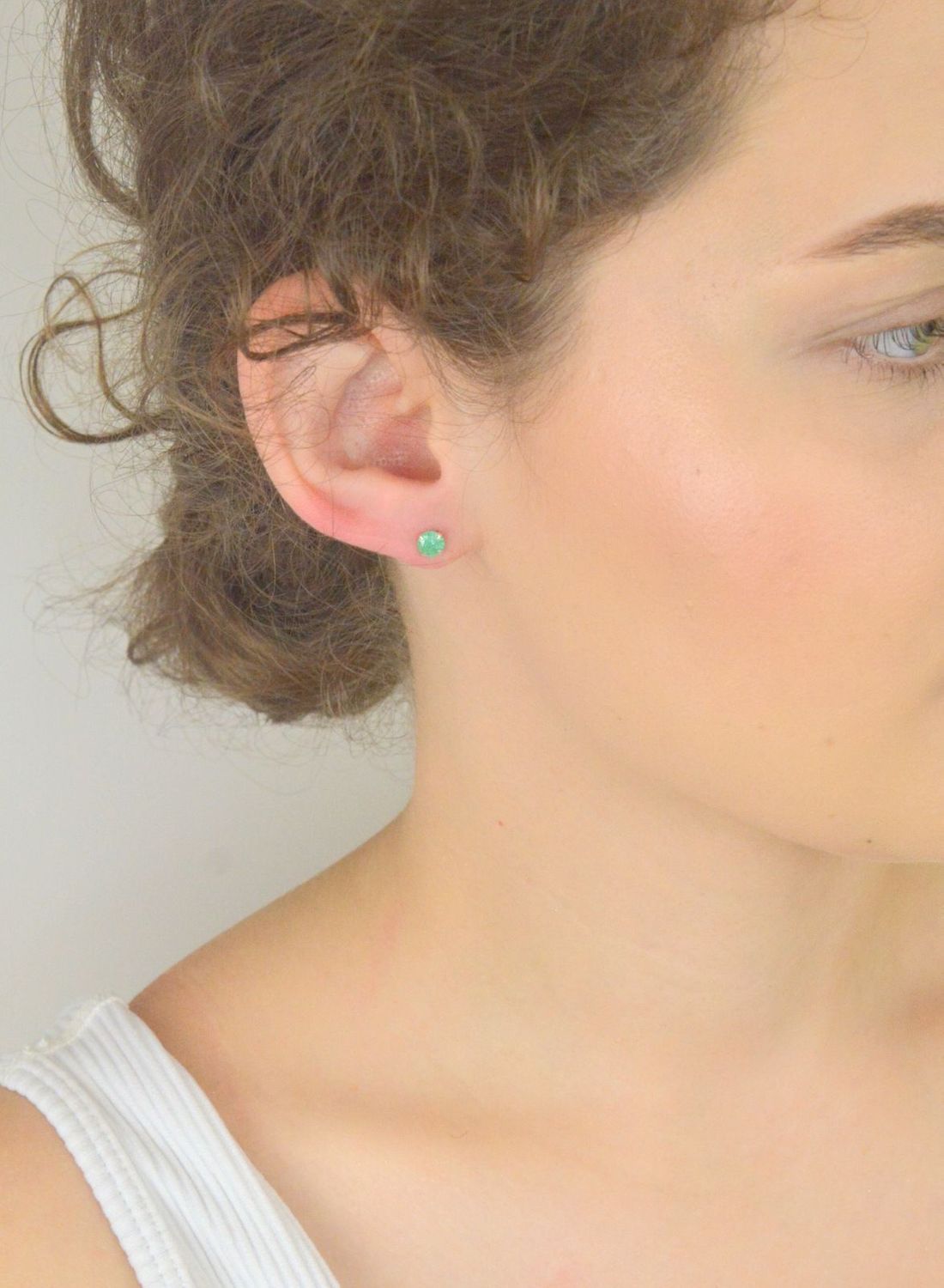 Kolczyki srebrne 925 – model DIA-KLC-10564L-925. Okrągłe, z zieloną cyrkonią 5 mm, lekkie (0,50 g), zapięcie na sztyft. Elegancki, subtelny akcent do każdej stylizacji.1.jpg