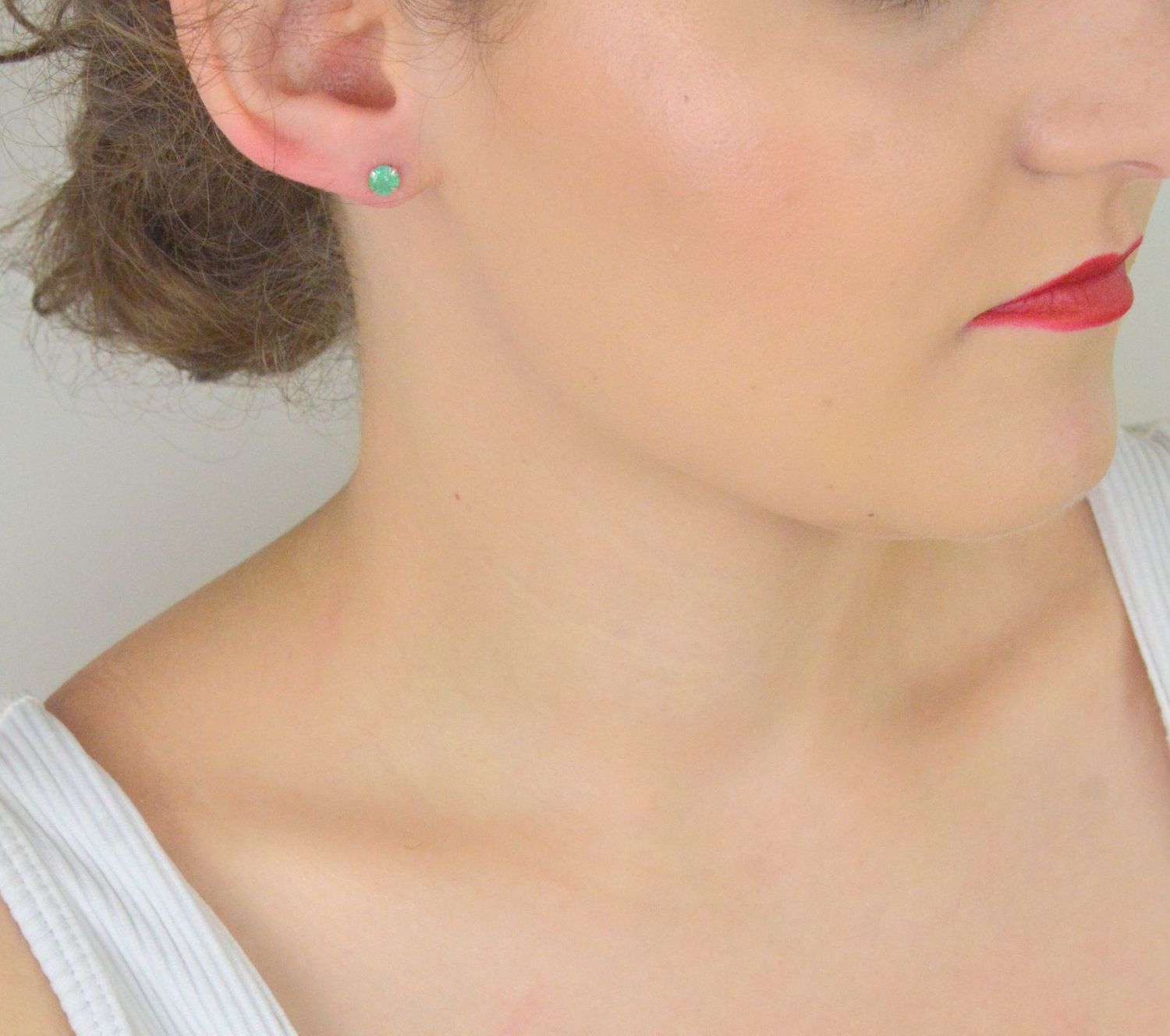 Kolczyki srebrne 925 – model DIA-KLC-10564L-925. Okrągłe, z zieloną cyrkonią 5 mm, lekkie (0,50 g), zapięcie na sztyft. Elegancki, subtelny akcent do każdej stylizacji.1.jpg