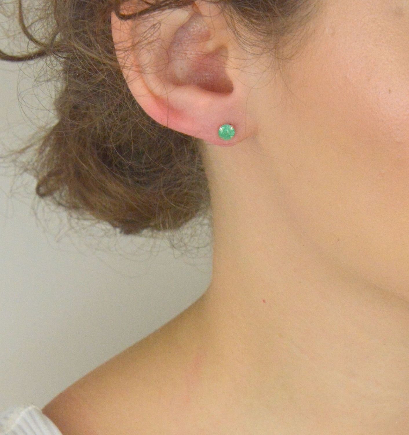 Kolczyki srebrne 925 – model DIA-KLC-10564L-925. Okrągłe, z zieloną cyrkonią 5 mm, lekkie (0,50 g), zapięcie na sztyft. Elegancki, subtelny akcent do każdej stylizacji.1.jpg