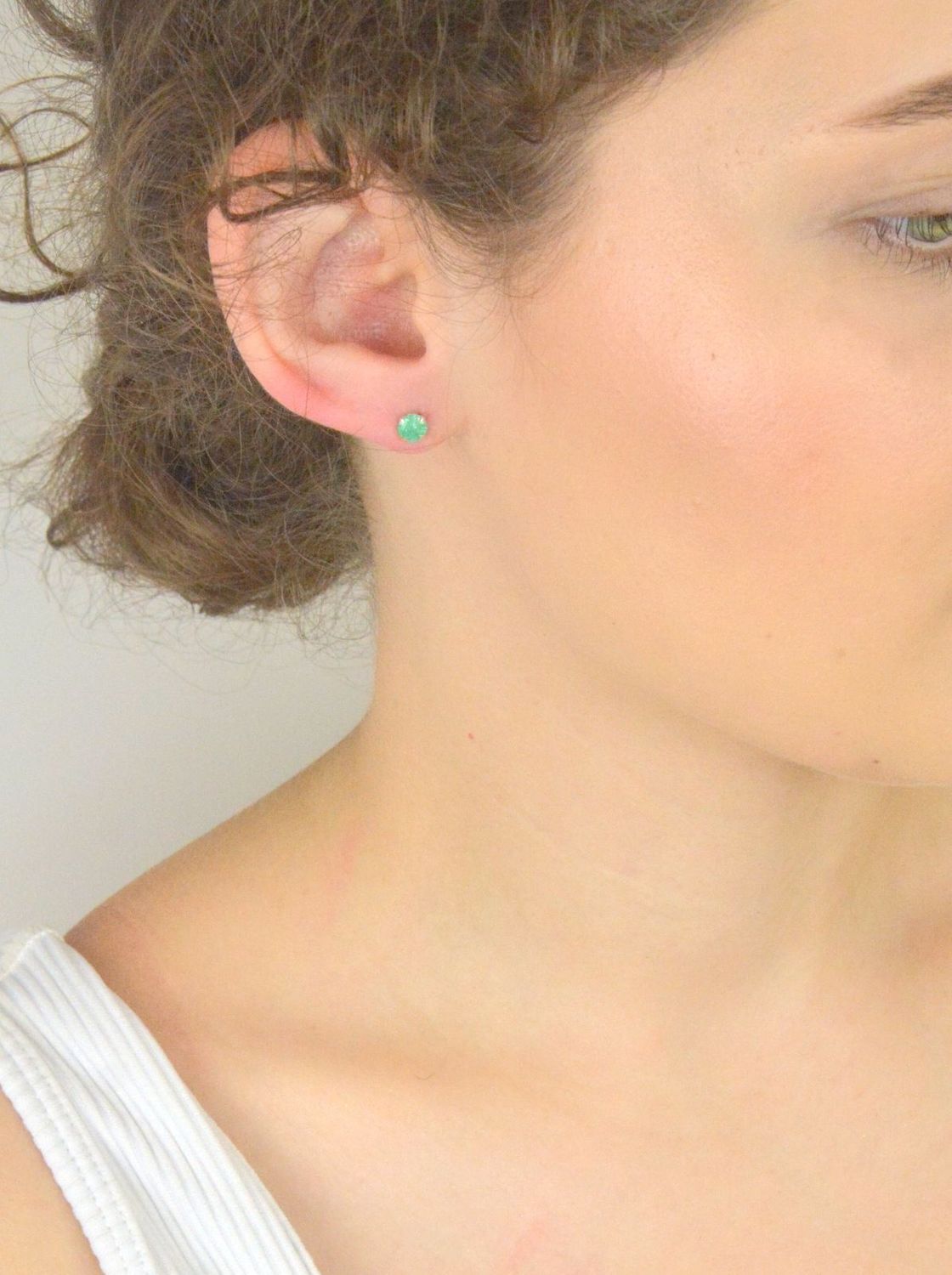 Kolczyki srebrne 925 – model DIA-KLC-10564L-925. Okrągłe, z zieloną cyrkonią 5 mm, lekkie (0,50 g), zapięcie na sztyft. Elegancki, subtelny akcent do każdej stylizacji.1.jpg