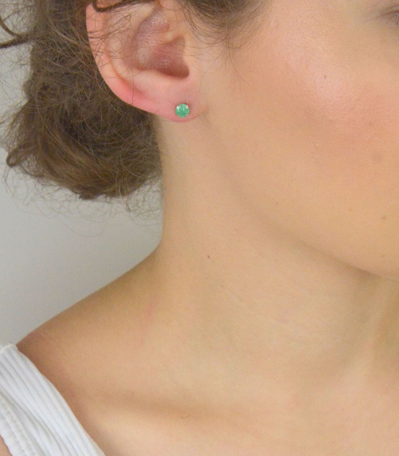 Kolczyki srebrne 925 – model DIA-KLC-10564L-925. Okrągłe, z zieloną cyrkonią 5 mm, lekkie (0,50 g), zapięcie na sztyft. Elegancki, subtelny akcent do każdej stylizacji.1.jpg