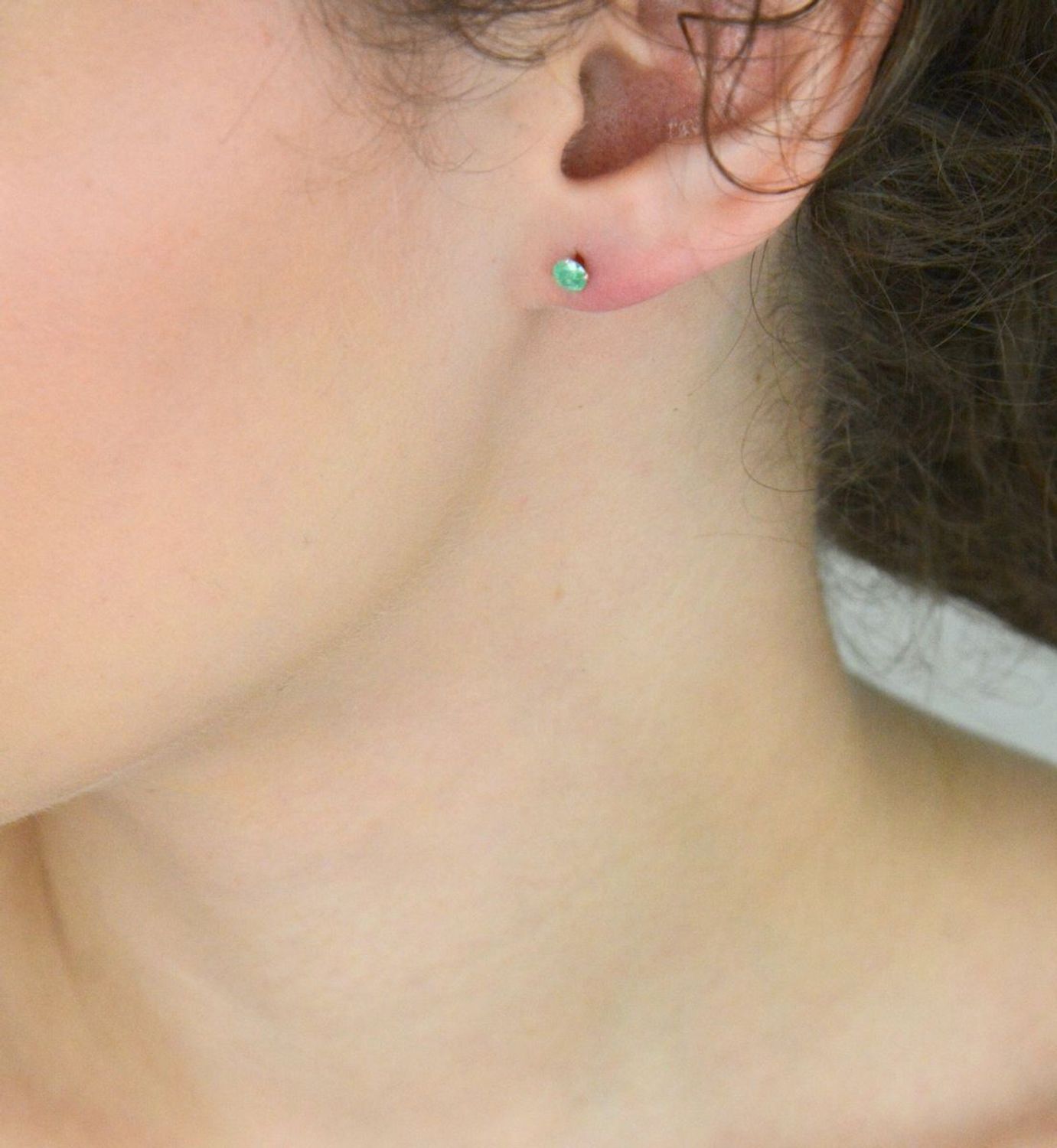 Kolczyki srebrne 925 z zieloną cyrkonią 4 mm, model DIA-KLC-10564M-925, zapięcie na sztyft. Delikatna, elegancka biżuteria idealna na prezent i na co dzień.1.jpg