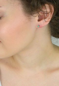 Kolczyki srebrne 925 z zieloną cyrkonią 4 mm, model DIA-KLC-10564M-925, zapięcie na sztyft. Delikatna, elegancka biżuteria idealna na prezent i na co dzień (1).JPG