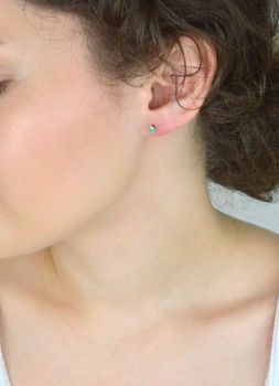 Kolczyki srebrne 925 z zieloną cyrkonią 4 mm, model DIA-KLC-10564M-925, zapięcie na sztyft. Delikatna, elegancka biżuteria idealna na prezent i na co dzień (3).JPG