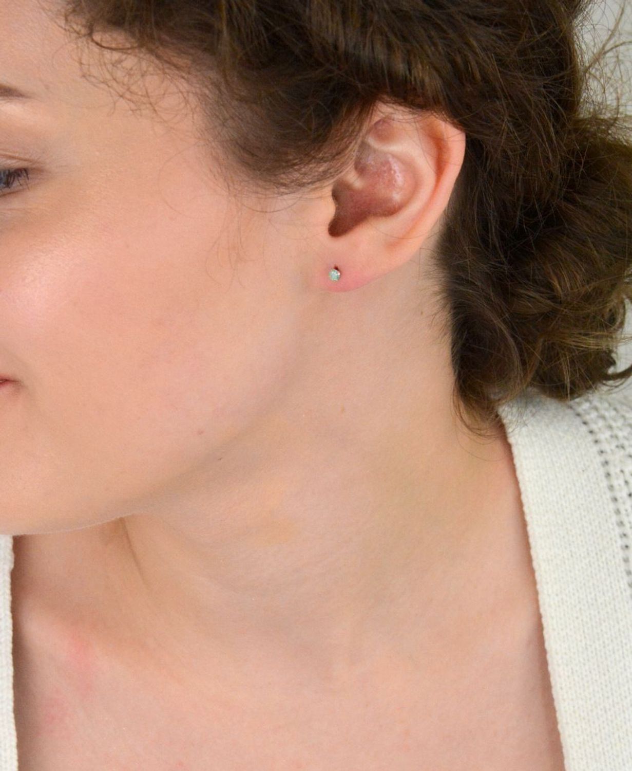 Delikatne kolczyki srebrne 925 z zieloną cyrkonią 3 mm, model DIA-KLC-10564S-925, zapięcie na sztyft, waga 0,30 g. Idealne do codziennego noszenia i na prezent.1.jpg