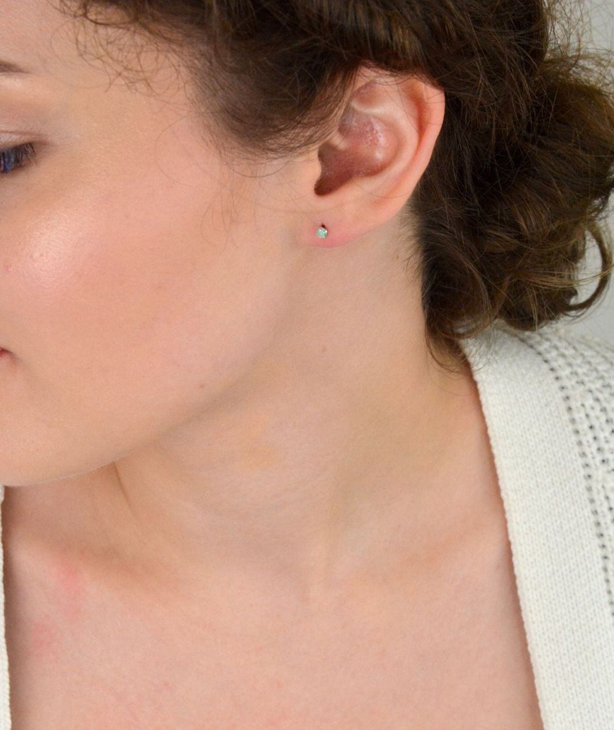 Delikatne kolczyki srebrne 925 z zieloną cyrkonią 3 mm, model DIA-KLC-10564S-925, zapięcie na sztyft, waga 0,30 g. Idealne do codziennego noszenia i na prezent.1.jpg