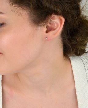 Delikatne kolczyki srebrne 925 z zieloną cyrkonią 3 mm, model DIA-KLC-10564S-925, zapięcie na sztyft, waga 0,30 g. Idealne do codziennego noszenia i na prezent (2).JPG