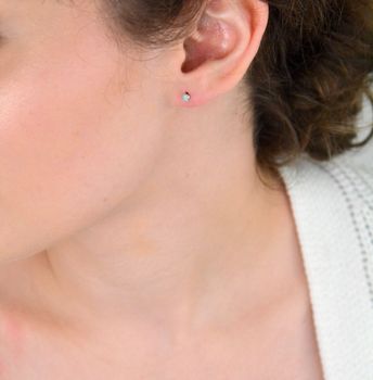 Delikatne kolczyki srebrne 925 z zieloną cyrkonią 3 mm, model DIA-KLC-10564S-925, zapięcie na sztyft, waga 0,30 g. Idealne do codziennego noszenia i na prezent (3).JPG