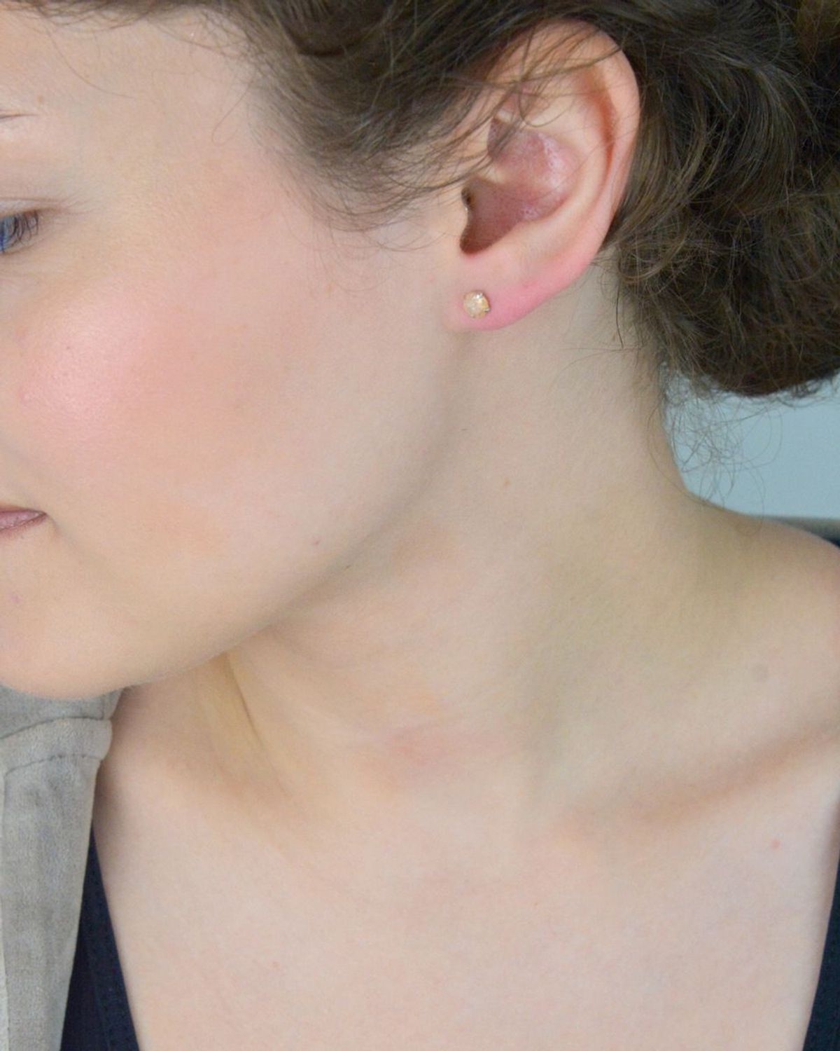 Eleganckie kolczyki damskie ze srebra 925 – model DIA-KLC-10565L-925. Okrągłe, zdobione złotą cyrkonią, zapięcie na sztyft. Średnica 5 mm, waga 0,60 g. Idealne na każdą okazję!1.jpg