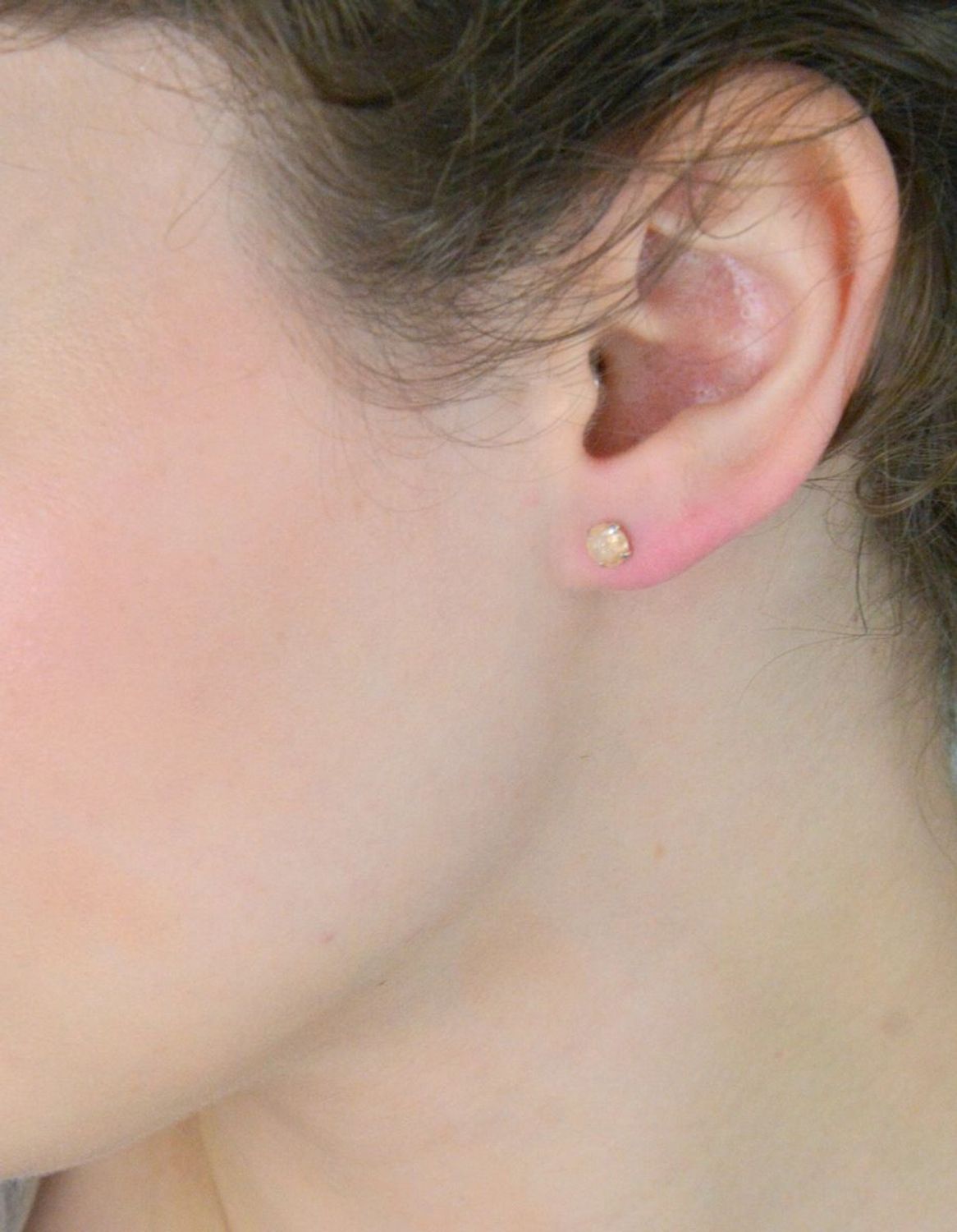 Eleganckie kolczyki damskie ze srebra 925 – model DIA-KLC-10565L-925. Okrągłe, zdobione złotą cyrkonią, zapięcie na sztyft. Średnica 5 mm, waga 0,60 g. Idealne na każdą okazję!1.jpg