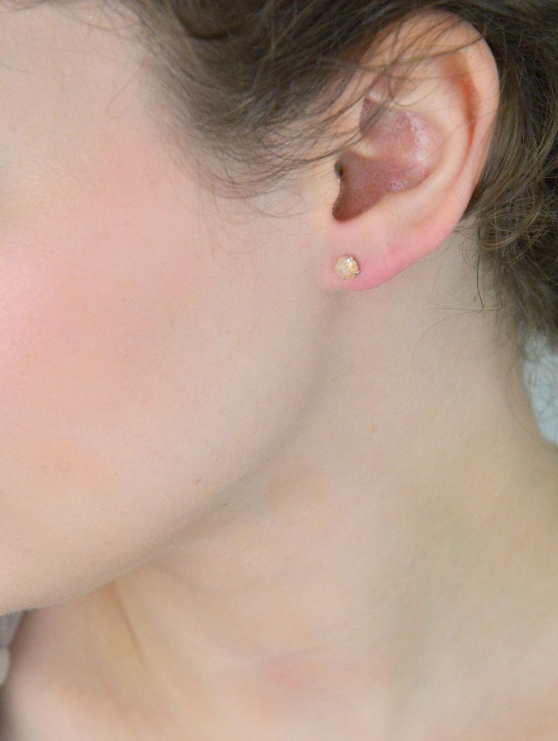 Eleganckie kolczyki damskie ze srebra 925 – model DIA-KLC-10565L-925. Okrągłe, zdobione złotą cyrkonią, zapięcie na sztyft. Średnica 5 mm, waga 0,60 g. Idealne na każdą okazję!1.jpg