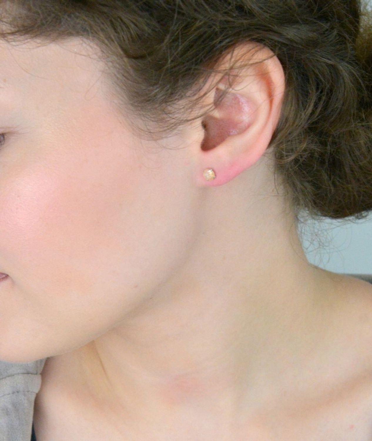 Eleganckie kolczyki damskie ze srebra 925 – model DIA-KLC-10565L-925. Okrągłe, zdobione złotą cyrkonią, zapięcie na sztyft. Średnica 5 mm, waga 0,60 g. Idealne na każdą okazję!1.jpg