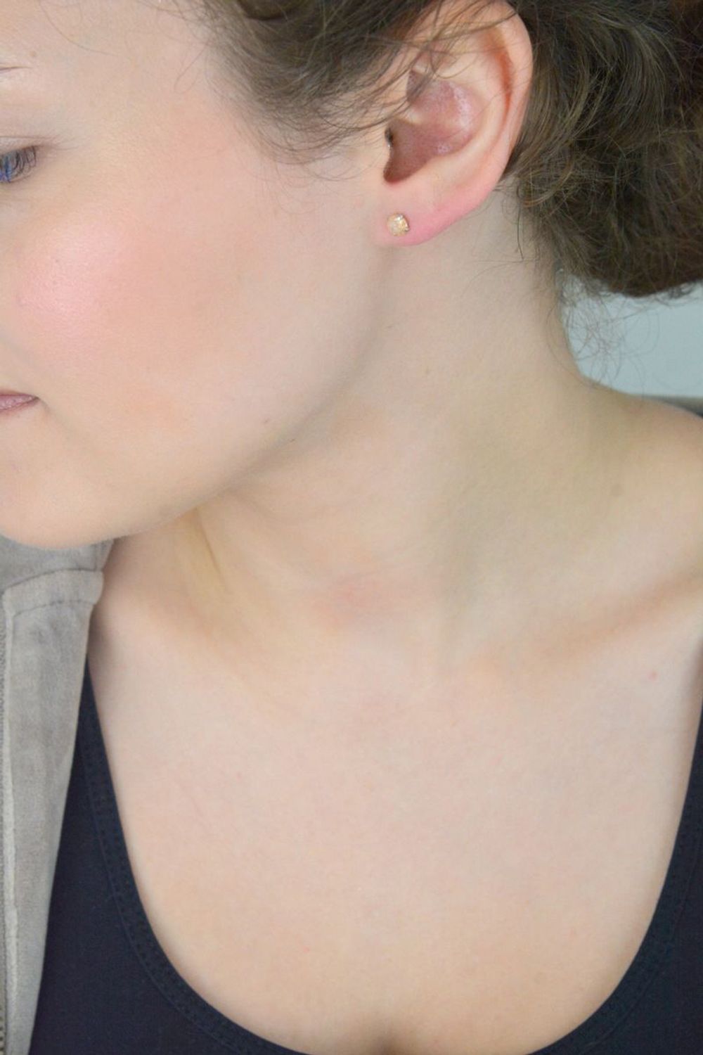 Eleganckie kolczyki damskie ze srebra 925 – model DIA-KLC-10565L-925. Okrągłe, zdobione złotą cyrkonią, zapięcie na sztyft. Średnica 5 mm, waga 0,60 g. Idealne na każdą okazję!1.jpg