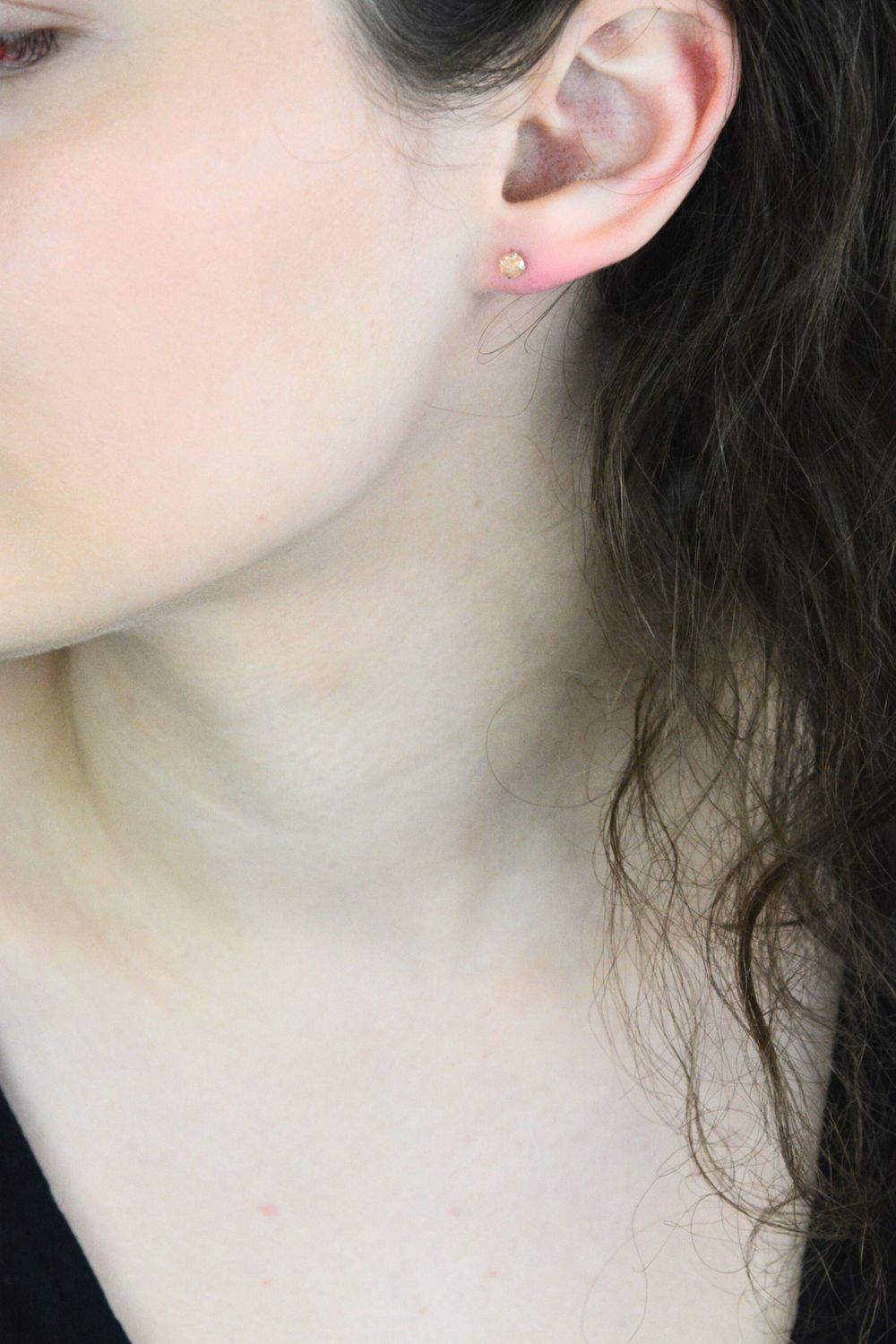 Srebrne kolczyki damskie z beżową cyrkonią o średnicy 4 mm. Próba 925, zapięcie na sztyft, waga 0,40 g. Klasyczna biżuteria pełna elegancji.1.jpg