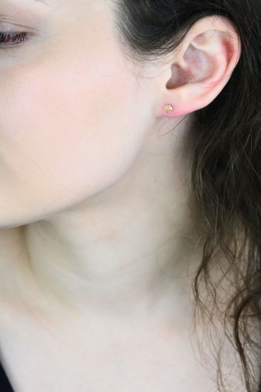 Srebrne kolczyki damskie z beżową cyrkonią o średnicy 4 mm. Próba 925, zapięcie na sztyft, waga 0,40 g. Klasyczna biżuteria pełna elegancji.1.jpg