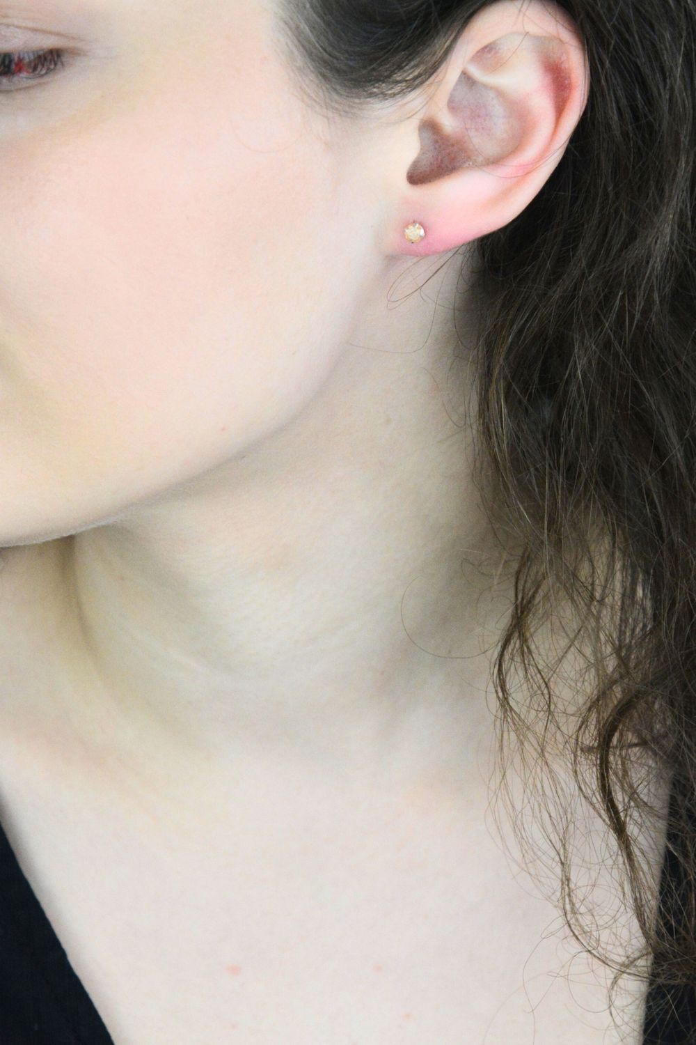 Srebrne kolczyki damskie z beżową cyrkonią o średnicy 4 mm. Próba 925, zapięcie na sztyft, waga 0,40 g. Klasyczna biżuteria pełna elegancji.1.jpg